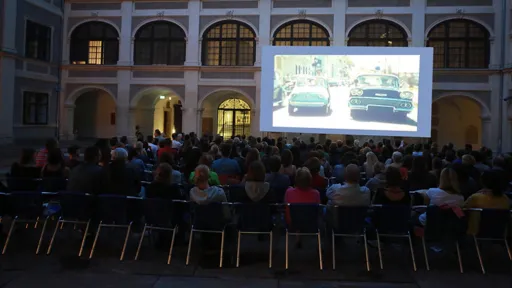 kinovorstellung in Innenhof