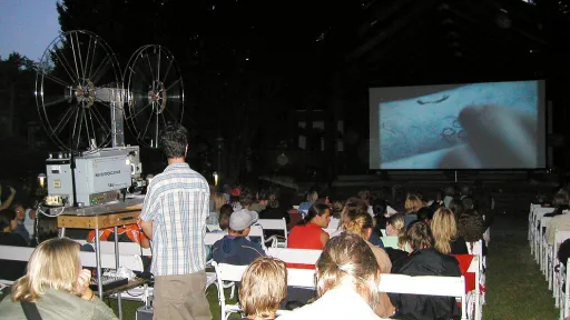 Filmprojektor und Filmvorführung im Freien
